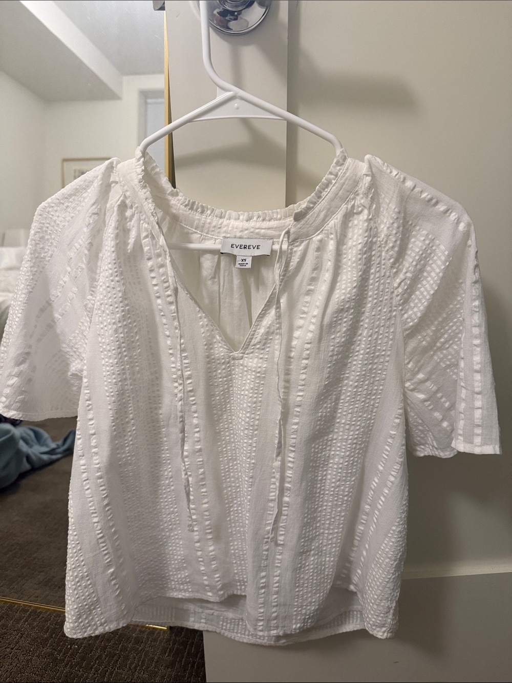 Evereve White Textured V-Neck Short Sleeve Blouse